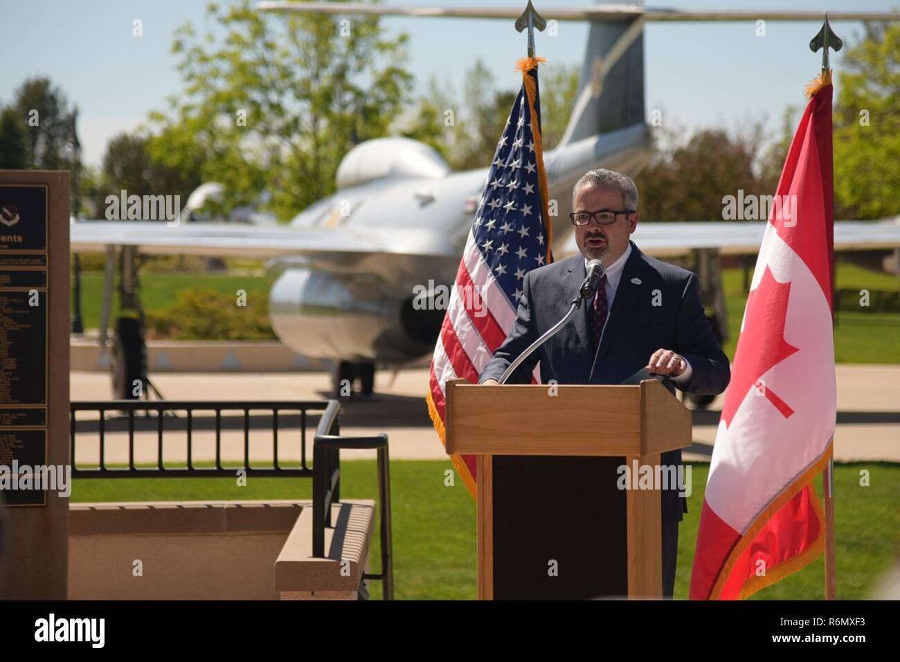 La base aérienne Peterson, Colorado- Jeff Greene, Colorado Springs Chef de cabinet du maire, parle à la 21e Escadre l'espace événement commémoratif du 25e anniversaire au Peterson Air and Space Museum, le 25 mai 2017, à la base aérienne Peterson, au Colorado durant l'événement, Greene et le colonel Doug Schiess, commandant du 21e SW, a dévoilé la time capsule qui sera scellé après l'événement et ouverte sur le 50e anniversaire en 2042. Le 21e SW a été activé 15 mai 1992, sous l'Air Force Space Command. Banque D'Images