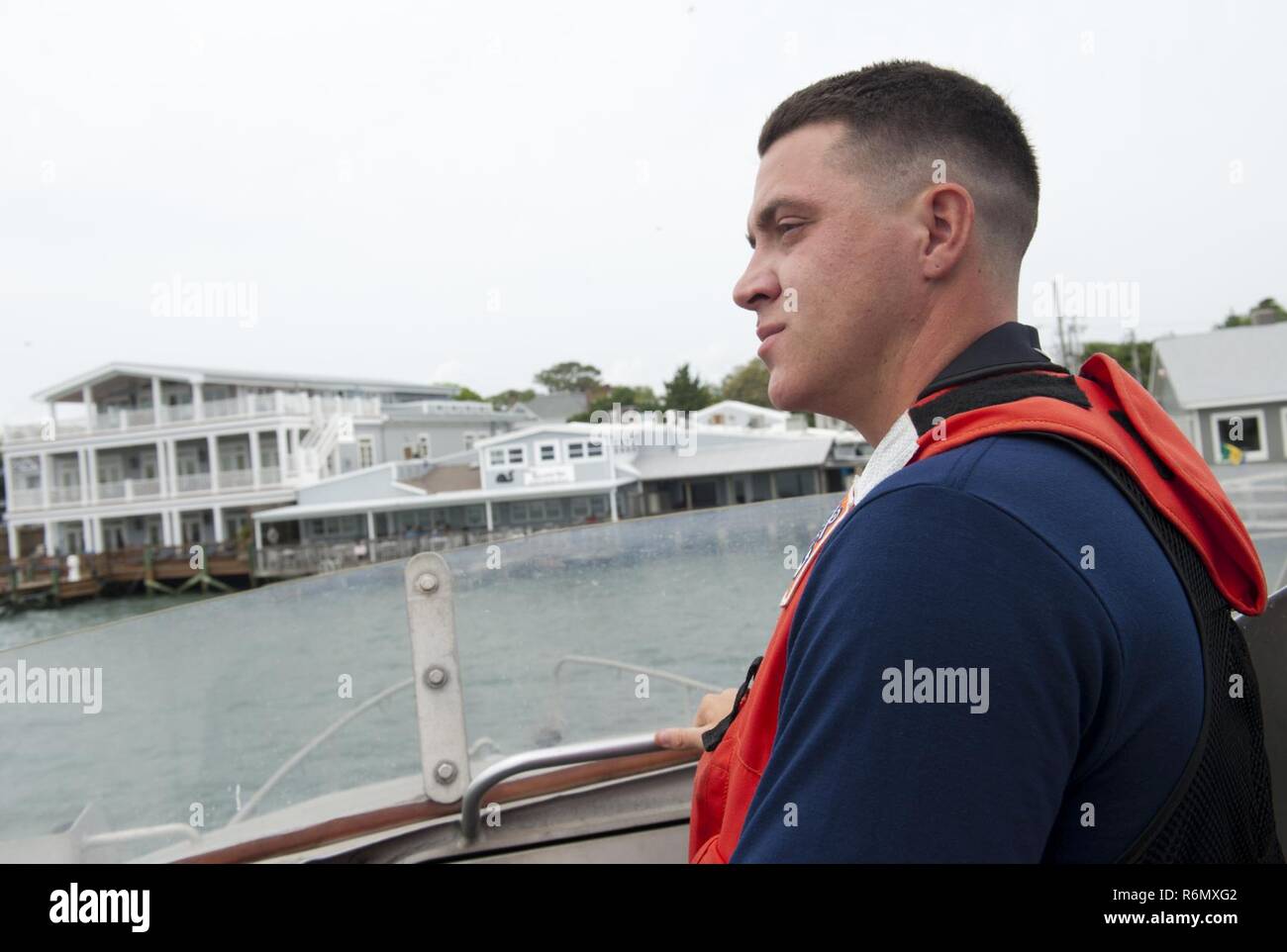 Coast Guard Fireman James Sanders, un membre de l'équipage de la station Fort Macon à Atlantic Beach, North Carolina, donne sur l'Spouter Inn lors d'une patrouille en cours à bord d'un moteur de 47 pieds Bateau Vie de Beaufort, en Caroline du Nord, le 31 mai 2017. Sanders a reçu la Médaille de la Garde côtière canadienne pour ses actions le 11 mai 2016, quand il a secouru cinq femmes qui sont tombés dans le ruisseau Taylor après un quai effondré à l'Spouter Inn. Banque D'Images