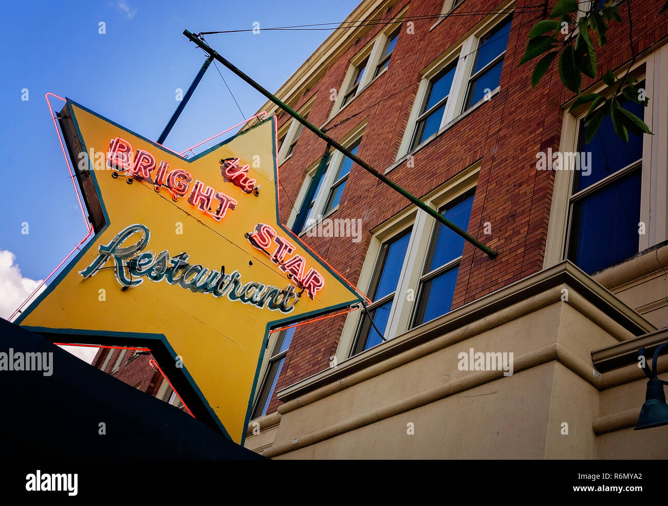Un signe est suspendu à l'extérieur de l'étoile restaurant, le 12 juillet 2015, à Bessemer, Alabama. Bright Star est le plus vieux restaurant de l'Alabama. Banque D'Images