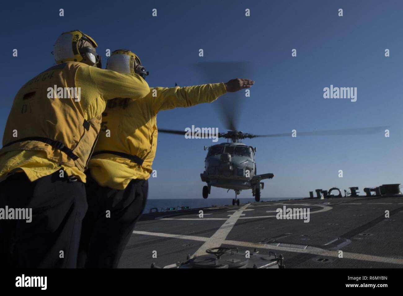 170530-N-ZE250-338 MER MÉDITERRANÉE (30 mai 2017) - Matelot-chef Jason Reese, droite, et maître de Manœuvre 3 Classe Luis guide Dicent un MH-60 Sea Hawk, affecté à l'Escadron d'hélicoptères grève maritime (HSM) 60 det. 2, sur le poste de pilotage de la classe Arleigh Burke destroyer lance-missiles USS Carney (DDG 64) dans la mer Méditerranée le 30 mai 2017. Carney, l'avant-déployé à Rota, Espagne, effectue actuellement sa troisième patrouille dans la sixième flotte américaine zone d'opérations à l'appui de la sécurité nationale des États-Unis en Europe. (U.S. Photo par marine Spécialiste de la communication de masse de la classe 3ème Weston Jon Banque D'Images