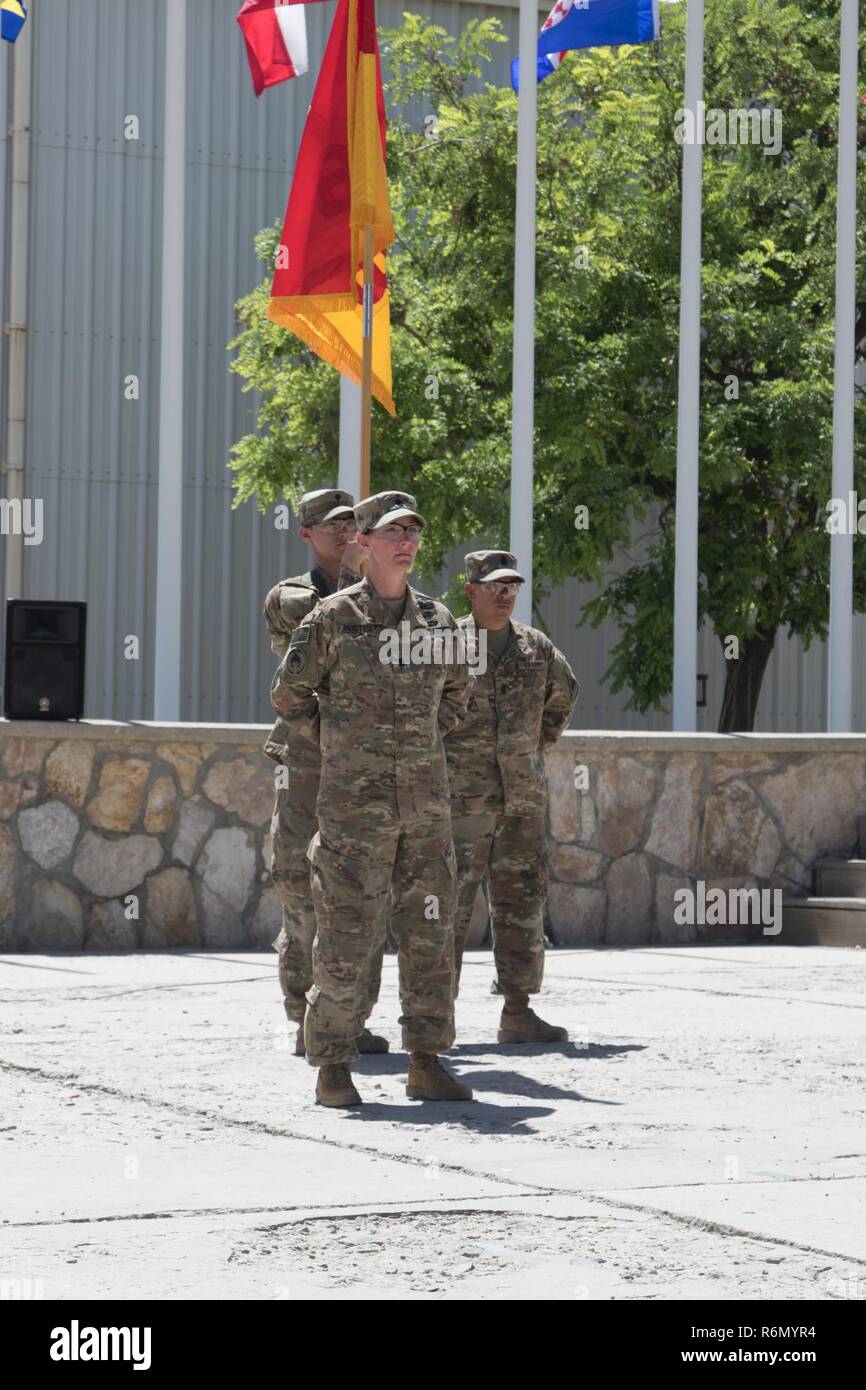 Le bataillon des troupes spéciales, 1re Division blindée de l'appui résolu de la Brigade de soutien, a tenu un transfert d'autorité et d'objet non enveloppé leurs couleurs de l'air à Bagram, en Afghanistan 29 mai. Le TOA et uncasing des couleurs symbolise le début officiel de leur mission. Banque D'Images