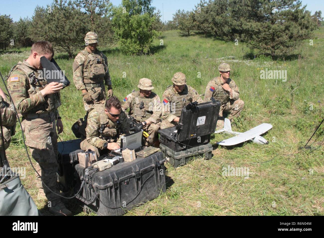 Pologne Groupe de combat des soldats américains le moniteur système RAVEN comme soldats prêts au Royaume-Uni le Desert Hawk pour son vol. Pologne Groupe bataille menée au cours de la formation des soldats RAVEN Puma 17 à Bemowo Piskie Domaine de formation, Pologne, le 25 mai. Banque D'Images