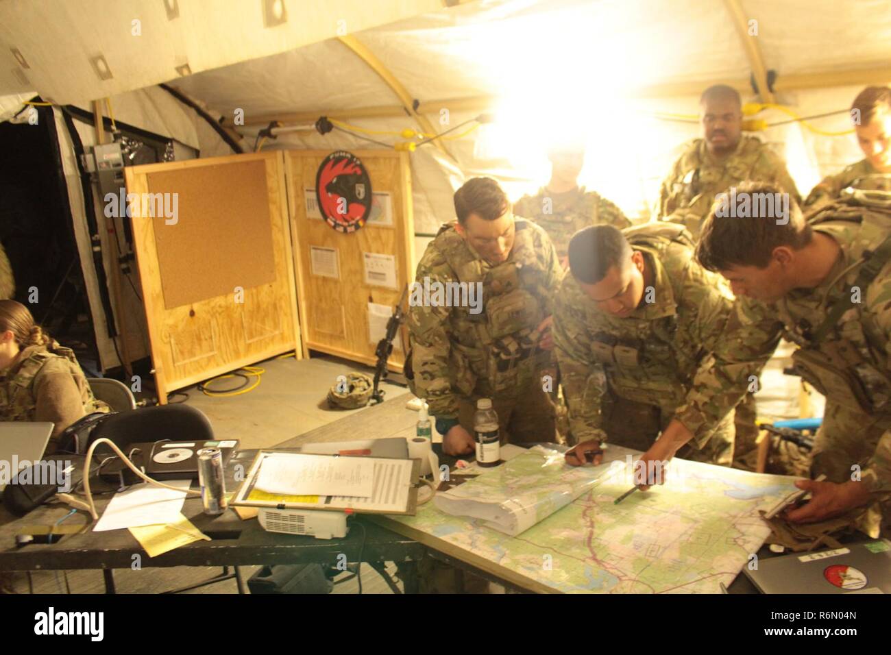 Pologne Groupe de combat des soldats américains et britanniques plan hors vols, le temps et l'espace aérien la disponibilité de Raven et Desert Hawk vols. Pologne Groupe bataille menée au cours de la formation des soldats RAVEN Puma 17 à Bemowo Piskie Domaine de formation, Pologne, le 25 mai. Banque D'Images