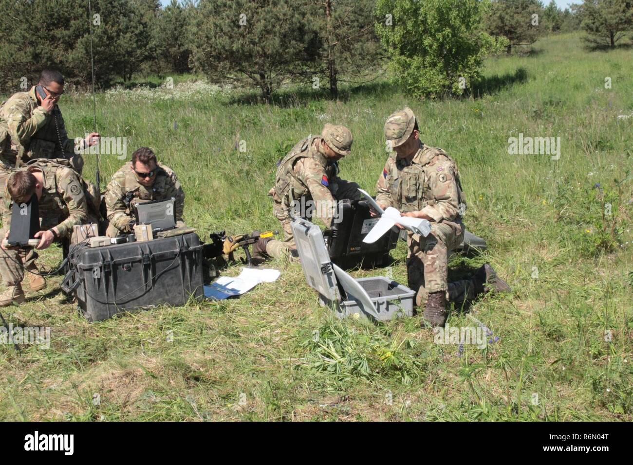 Pologne Groupe de combat des soldats américains le moniteur système RAVEN comme soldats prêts au Royaume-Uni le Desert Hawk pour son vol. Pologne Groupe bataille menée au cours de la formation des soldats RAVEN Puma 17 à Bemowo Piskie Domaine de formation, Pologne, le 25 mai. Banque D'Images