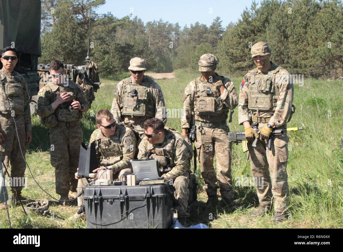 Pologne Groupe de combat des soldats américains et britanniques le moniteur système RAVEN pendant son vol. Pologne Groupe bataille menée au cours de la formation des soldats RAVEN Puma 17 à Bemowo Piskie Domaine de formation, Pologne, le 25 mai. Banque D'Images