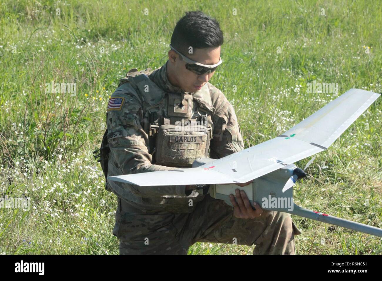 Pologne Groupe bataille soldat américain, SPC. Francis Carlos effectue des vérifications sur le corbeau avant le vol. Pologne Groupe bataille menée au cours de la formation des soldats RAVEN Puma 17 à Bemowo Piskie Domaine de formation, Pologne, le 25 mai. Banque D'Images