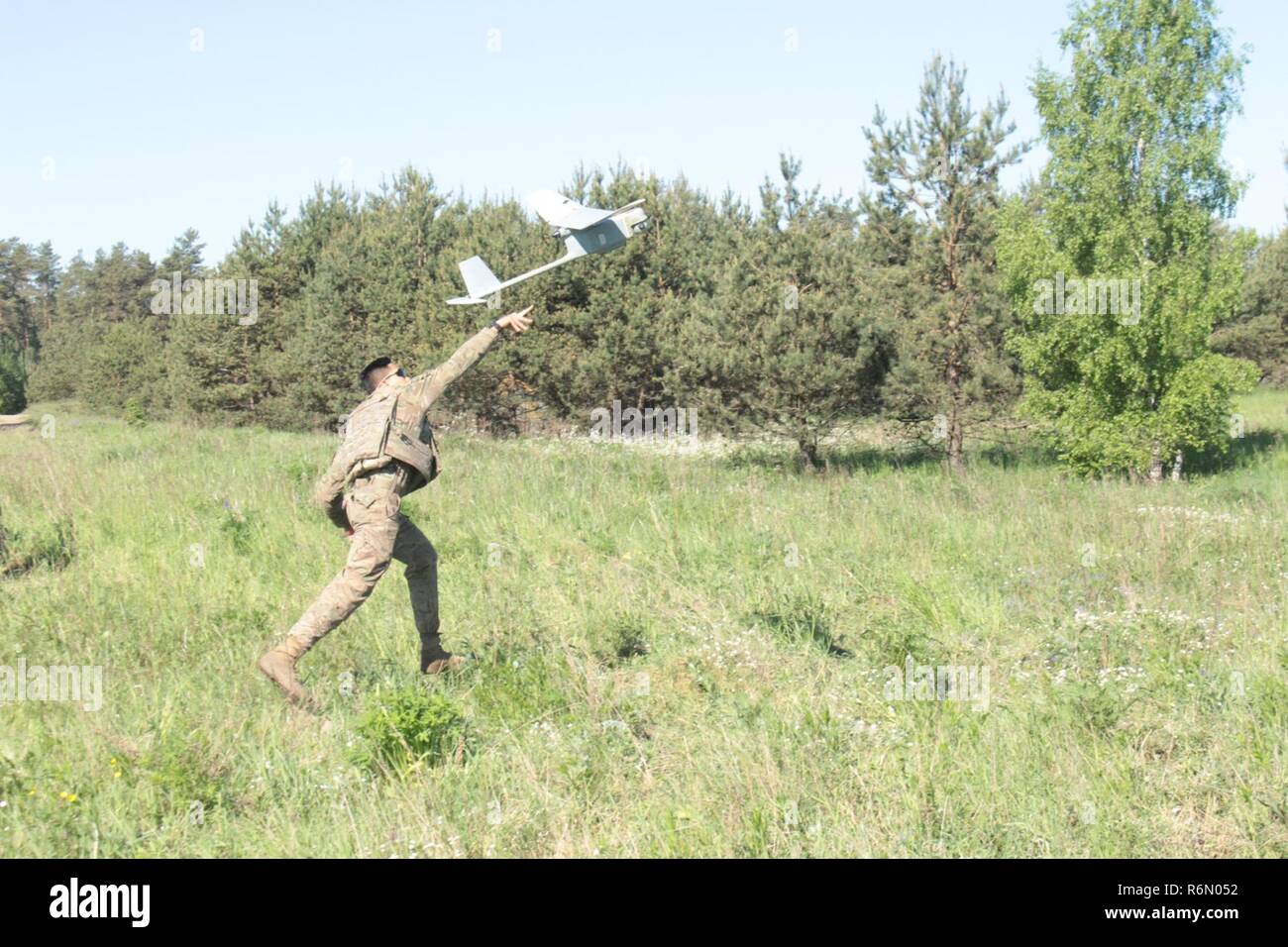 Pologne Groupe bataille soldat américain de la CPS. Francis Carlos lance le corbeau pour son vol pendant près de Bemowo Piskie PUMA 17 Zone de formation le 25 mai. Pologne Groupe bataille menée au cours de la formation des soldats RAVEN Puma 17 à Bemowo Piskie Domaine de formation, Pologne, le 25 mai. Banque D'Images