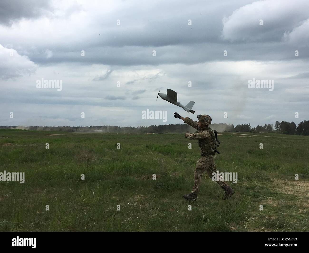 Groupe de combat Pologne Royaume-uni soldat, l'artilleur John Laird de troupe Mustang lance le Desert Hawk pour un vol de surveillance. Pologne Groupe bataille menée au cours de la formation des soldats RAVEN Puma 17 à Bemowo Piskie Domaine de formation, Pologne, le 25 mai. Banque D'Images