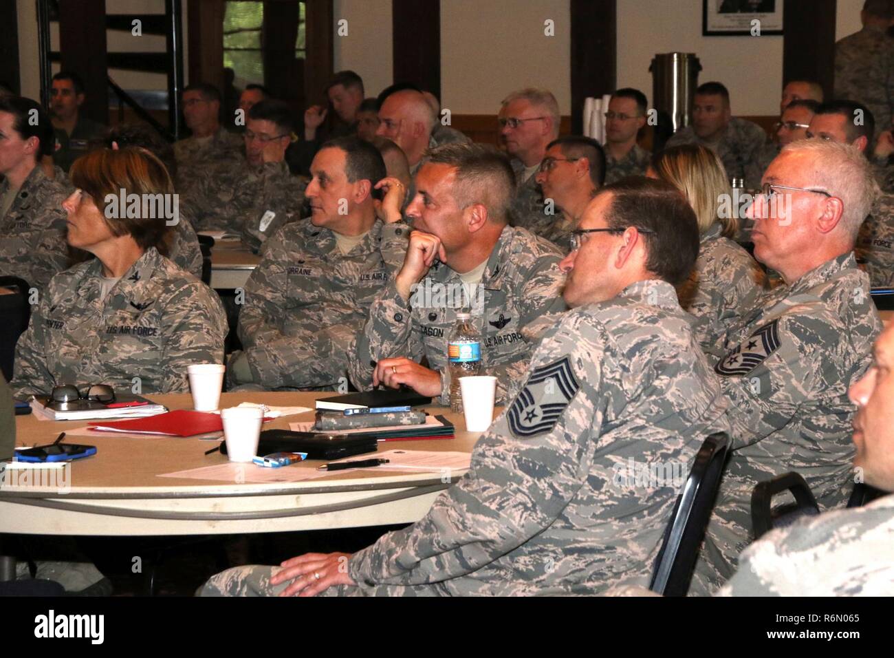 Les leaders de tous les trois ailes de la Pennsylvania Air National Guard assister à renforcer le capital humain, à la Keystone Conference Center, Fort Indiantown Gap, Tennessee, le 18 mai 2017. Ce cours donné par le Lieutenant-colonel Matthew R. Basler, senior instructeur professionnel et leadership advisor pour le métier des armes de l'Armée de l'air Centre d'excellence, l'accent sur l'auto-réflexion comme moyen de mieux comprendre comment nous pouvons devenir de meilleurs amis, parents, conjoints, collègues et dirigeants. Le rythme est responsable pour le chef d'état-major de l'Armée de l'air pour insuffler l'Air Force Valeurs fondamentales dans la professi Banque D'Images