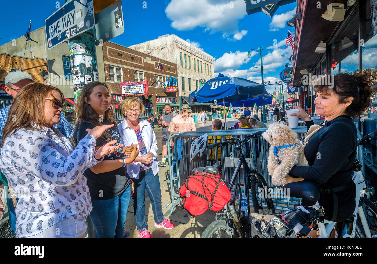 Une femme parle avec passants curieux comme elle tient son caniche toy, le 12 septembre 2015, à Memphis, Tennessee. Banque D'Images