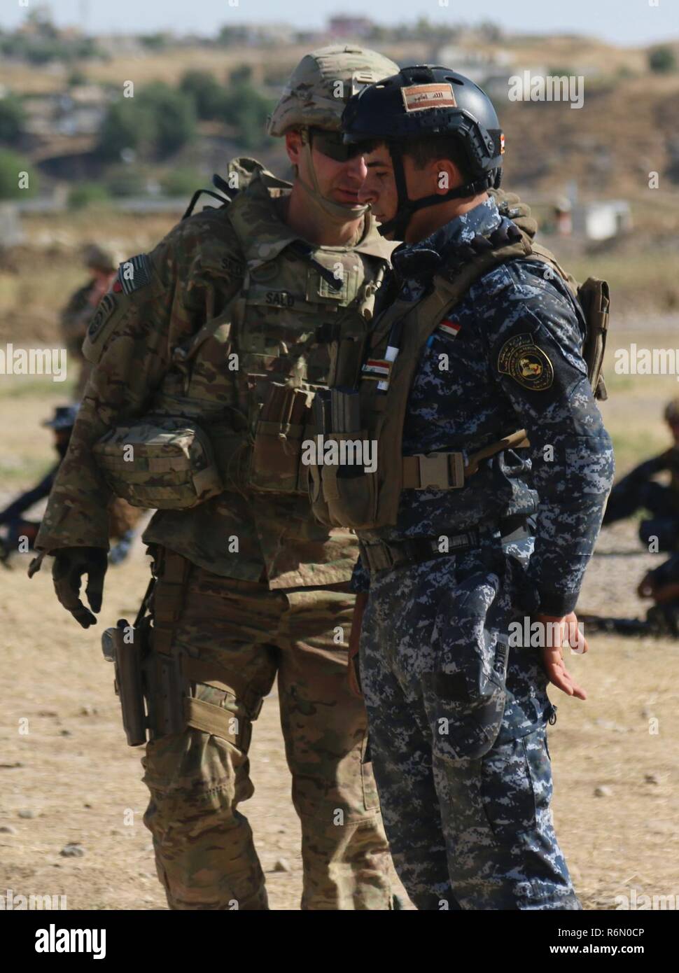 La 1ère Armée américaine Sgt. Erik Salo, une entreprise partenaire first sergeant et conseiller de la force affectée à 2e BCT, 82ème Abn. Div., déployées à l'appui de la Force opérationnelle interarmées - Fonctionnement résoudre inhérent et affecté à la 2e Brigade Combat Team, 82e Division aéroportée, donne l'adresse au tir des conseils à un membre de la Police fédérale irakienne lors d'une des forces de sécurité irakiennes-led formation sniper près de Mossoul, en Irak, le 16 mai 2017. La 2ème BCT, 82ème Abn. Div., permet à leurs partenaires des forces de sécurité iraquiennes dans le but d'aider et de conseiller, planification de la mission de contribuer, collecte et analyse des renseignements, la force Banque D'Images