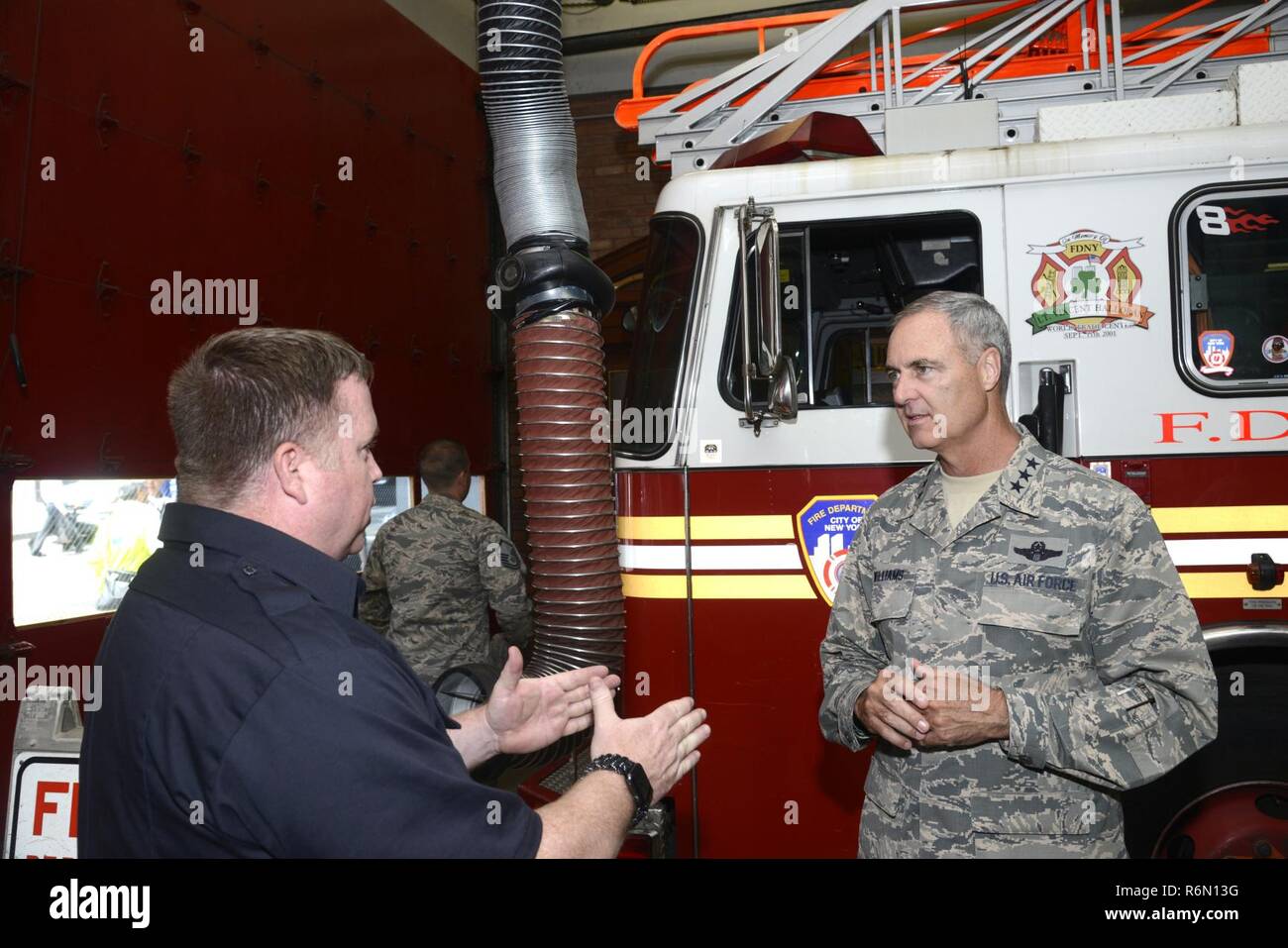 Le lieutenant général Scott Williams, commandant du 1er corps d'armée de l'air, parle avec New York City les pompiers affectés à l'échelle de l'entreprise moteur 10 et 10 de l'entreprise leadership au cours d'un voyage à la ville le 31 mai 2017. Scott et ses aviateurs ont la responsabilité de s'assurer le ciel de l'Amérique du Nord sont en sécurité et prévenir une attaque comme celle sur le 11 septembre. Banque D'Images