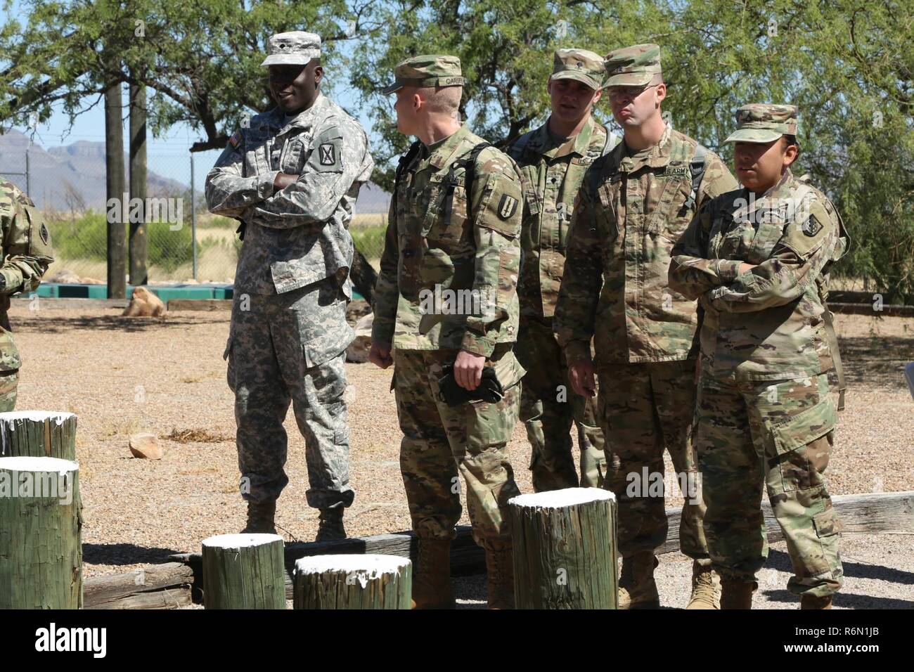 Les soldats de l'armée américaine, affecté au réseau Enterprise Technology Command (NETCOM), en compétition dans le meilleur guerrier NETCOM 2017 observer la concurrence un obstacle à Fort Huachuca, Az., 15 mai 2017. La compétition, composée de soldats représentant les organisations subordonnées NETCOM de par le monde, est un événement d'une semaine exténuante conçu pour tester les compétences des concurrents, les connaissances et le professionnalisme. Banque D'Images