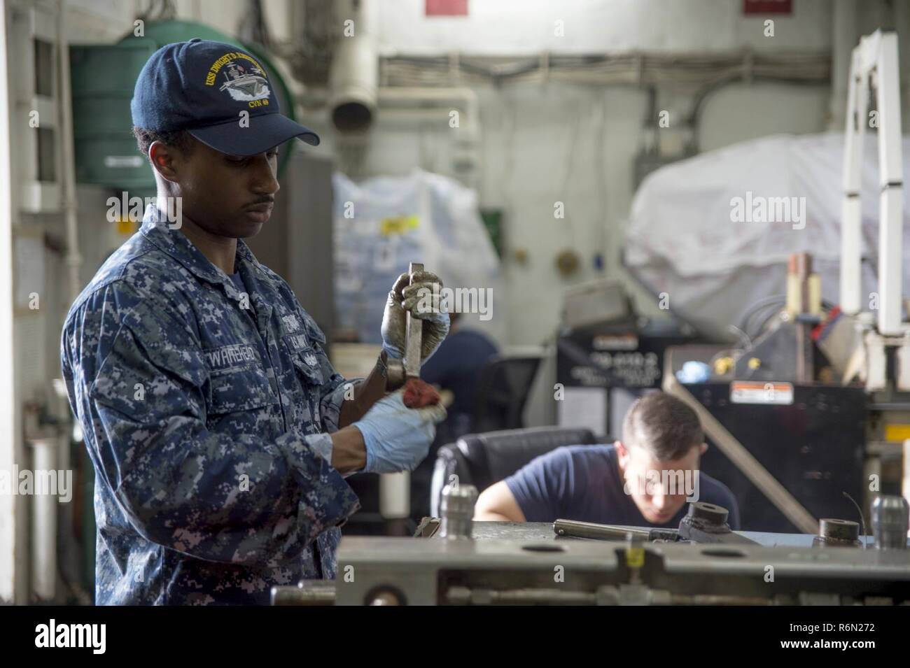 NORFOLK, Virginie (31 mai 2017) l'Aviation aviateur Mate du machiniste Trevaughn Whitehead dérouille à partir de l'équipement dans le jet shop du porte-avions USS Dwight D. Eisenhower (CVN 69) (Ike). Ike est en ce moment pier côté pendant la phase de maintien en puissance de la flotte (Plan d'intervention optimisés OFRP). Banque D'Images