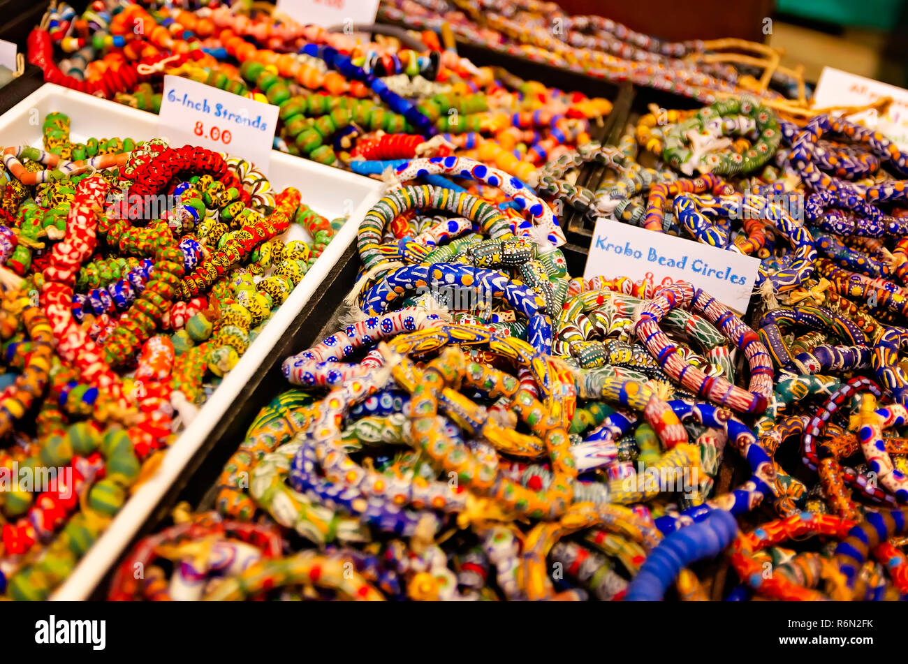 African krobo bracelets sont empilés dans des bacs à la 34e édition du Festival International de téléphonie mobile, le 17 novembre 2018, à Mobile, Alabama. Banque D'Images