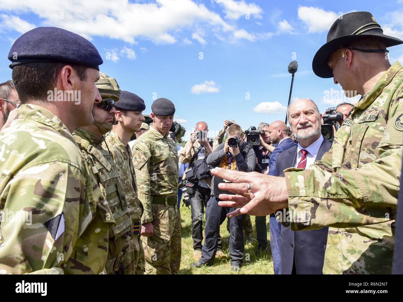 Le lieutenant-colonel Steven Gventer, commandant du Groupement tactique de la Pologne, aux notes d'Antoni Macierewicz, Ministre de la Défense nationale pour la Pologne, sur la bataille des troupes britanniques du groupe Mustang lors d'une exposition statique dans le cadre de la Journée des anciens combattants polonais à la gamme Gaudynek 27 mai. Banque D'Images