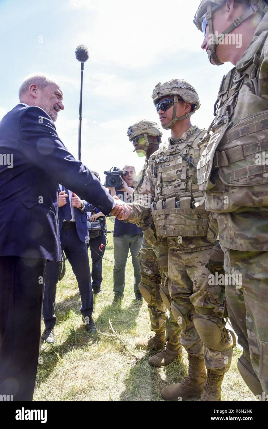 Antoni Macierewicz, Ministre de la Défense nationale pour la Pologne, la Pologne du groupement tactique répond aux soldats américains lors d'une exposition statique dans le cadre de la Journée des anciens combattants polonais à la gamme Gaudynek 27 mai. Banque D'Images