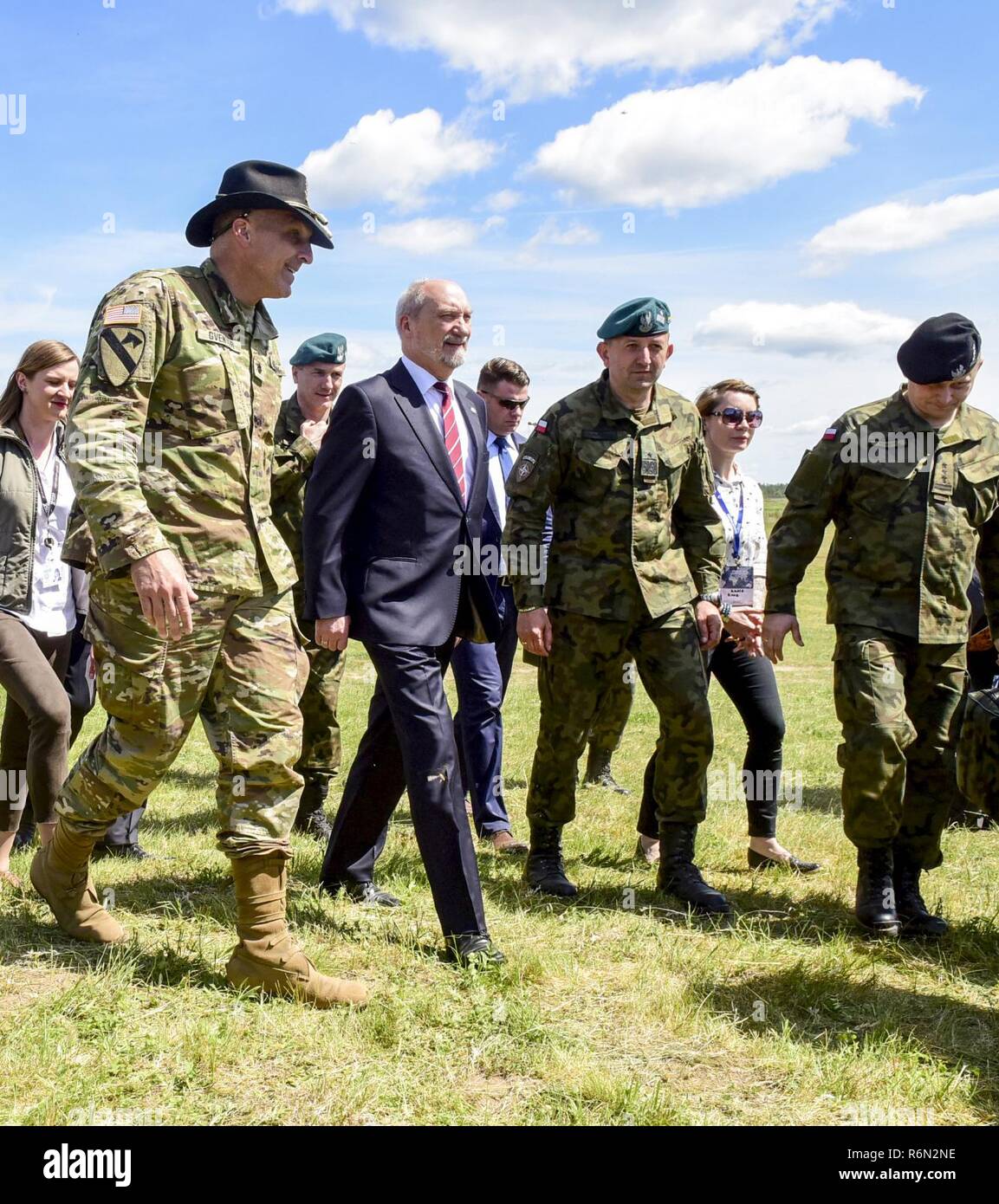 Le lieutenant-colonel Steven Gventer (à gauche), commandant du Groupement tactique de la Pologne, et la 15e Brigade mécanisée général Jaroslaw Gromadzinski (droite) escort Antoni Macierewicz, Ministre de la Défense nationale pour la Pologne, de visiter une exposition statique dans le cadre de la Journée des anciens combattants polonais à la gamme Gaudynek 27 mai. Banque D'Images