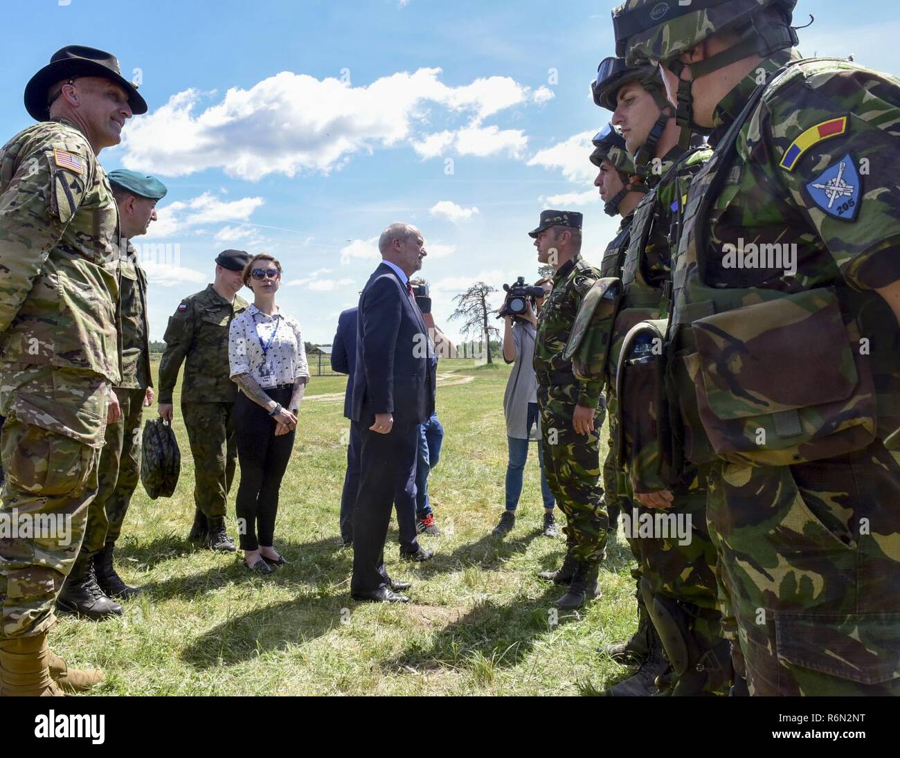 Antoni Macierewicz, Ministre de la Défense nationale pour la Pologne, la Pologne du Groupement répond aux soldats roumains lors d'une exposition statique dans le cadre de la Journée des anciens combattants polonais à la gamme Gaudynek 27 mai. Banque D'Images