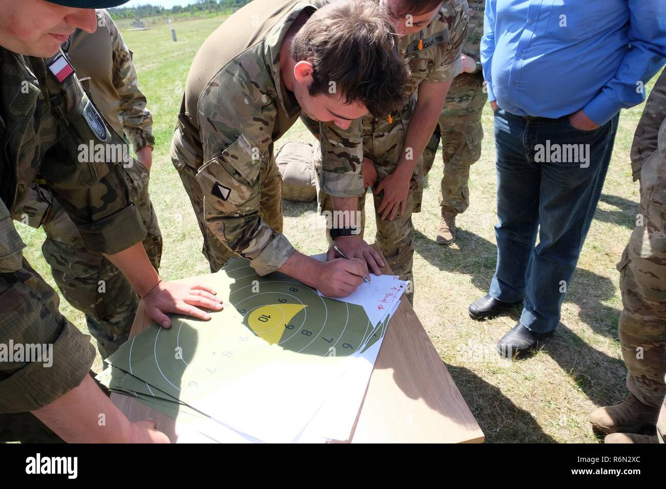 Pologne Groupe bataille soldat britannique a mis son nom sur la cible il a tiré avec le pistolet P-83 au cours d'une journée des anciens combattants polonais d'une compétition de tir près de Bemowo Piskie Zone de formation le 27 mai. La force multinationale de groupement tactique est en Pologne dans le cadre de l'OTAN vers l'amélioration de la présence et des soldats de l'unité ont été très actif avec les communautés voisines tout comme un moyen de rendre les citoyens conscients de leur présence et d'en apprendre davantage sur la mission du groupe de combat. Banque D'Images