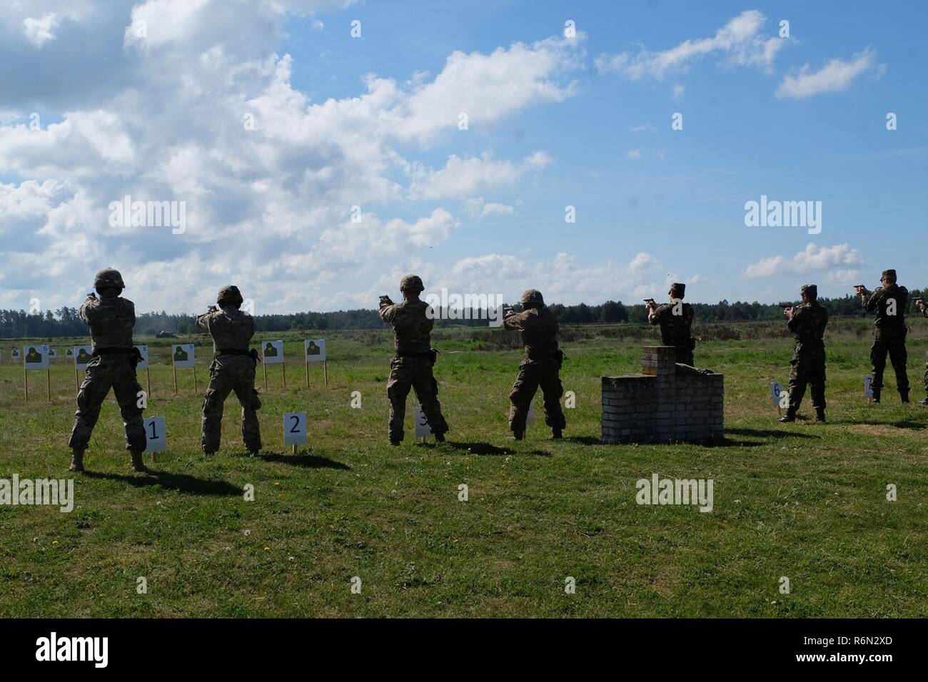 Pologne Groupe de combat des soldats américains font concurrence aux soldats roumains avec le pistolet P-83 au cours d'une journée des anciens combattants polonais d'une compétition de tir près de Bemowo Piskie Zone de formation le 27 mai. La force multinationale de groupement tactique est en Pologne dans le cadre de l'OTAN vers l'amélioration de la présence et des soldats de l'unité ont été très actif avec les communautés voisines tout comme un moyen de rendre les citoyens conscients de leur présence et d'en apprendre davantage sur la mission du groupe de combat. Banque D'Images