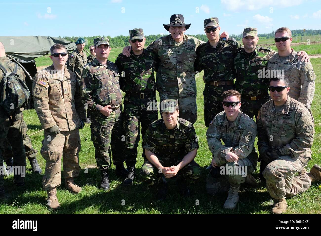 Battle Group Pologne commandant, le Lieutenant-colonel Steven Gventer, se dresse avec l'américain et l'équipe roumaine avant la compétition de tir au cours d'une journée des anciens combattants polonais près de Bemowo Piskie Zone de formation le 27 mai. La force multinationale de groupement tactique est en Pologne dans le cadre de l'OTAN vers l'amélioration de la présence et des soldats de l'unité ont été très actif avec les communautés voisines tout comme un moyen de rendre les citoyens conscients de leur présence et d'en apprendre davantage sur la mission du groupe de combat. Banque D'Images