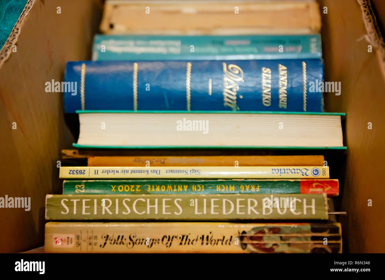 Livres en langue allemande sont empilés dans une boîte en carton à la 34e édition du Festival International de téléphonie mobile, le 17 novembre 2018, à Mobile, Alabama. Banque D'Images