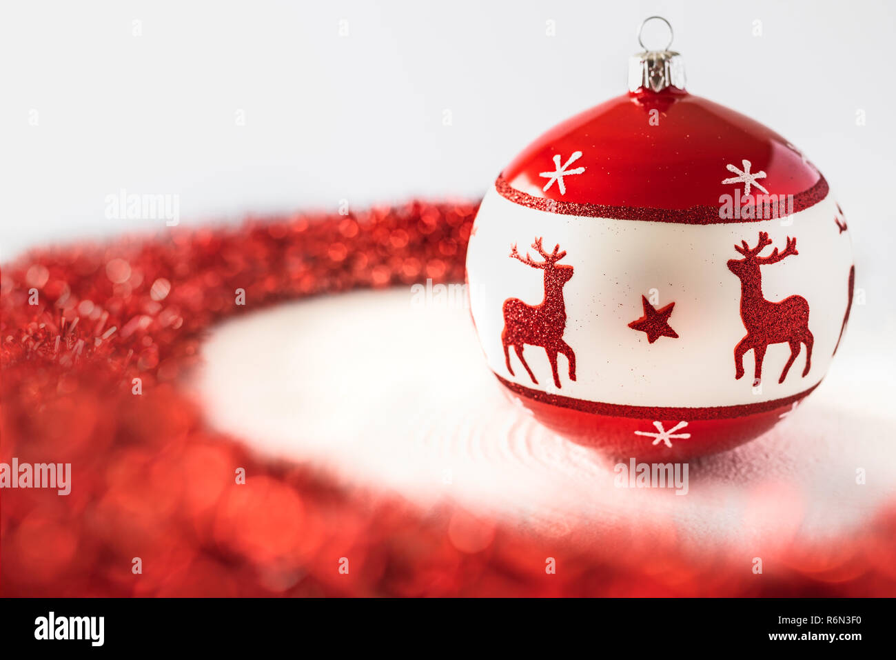 Décorations de Noël, rouge et blanc belle bille de verre et ruban rouge sur fond blanc Banque D'Images