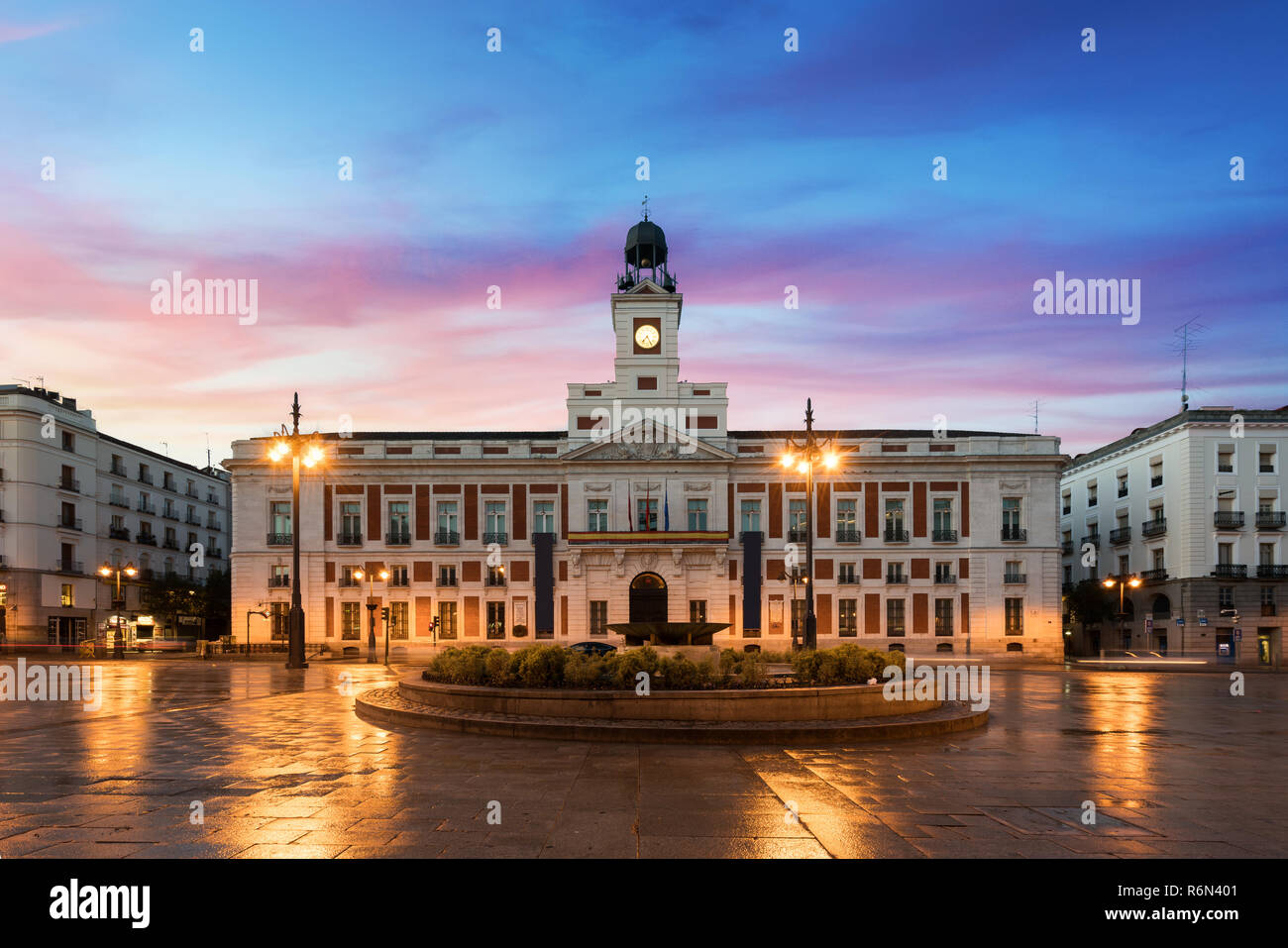 La Puerta del Sol est le principal espace public à Madrid. Au milieu de la place se trouve le bureau du président de la communauté de Madri Banque D'Images