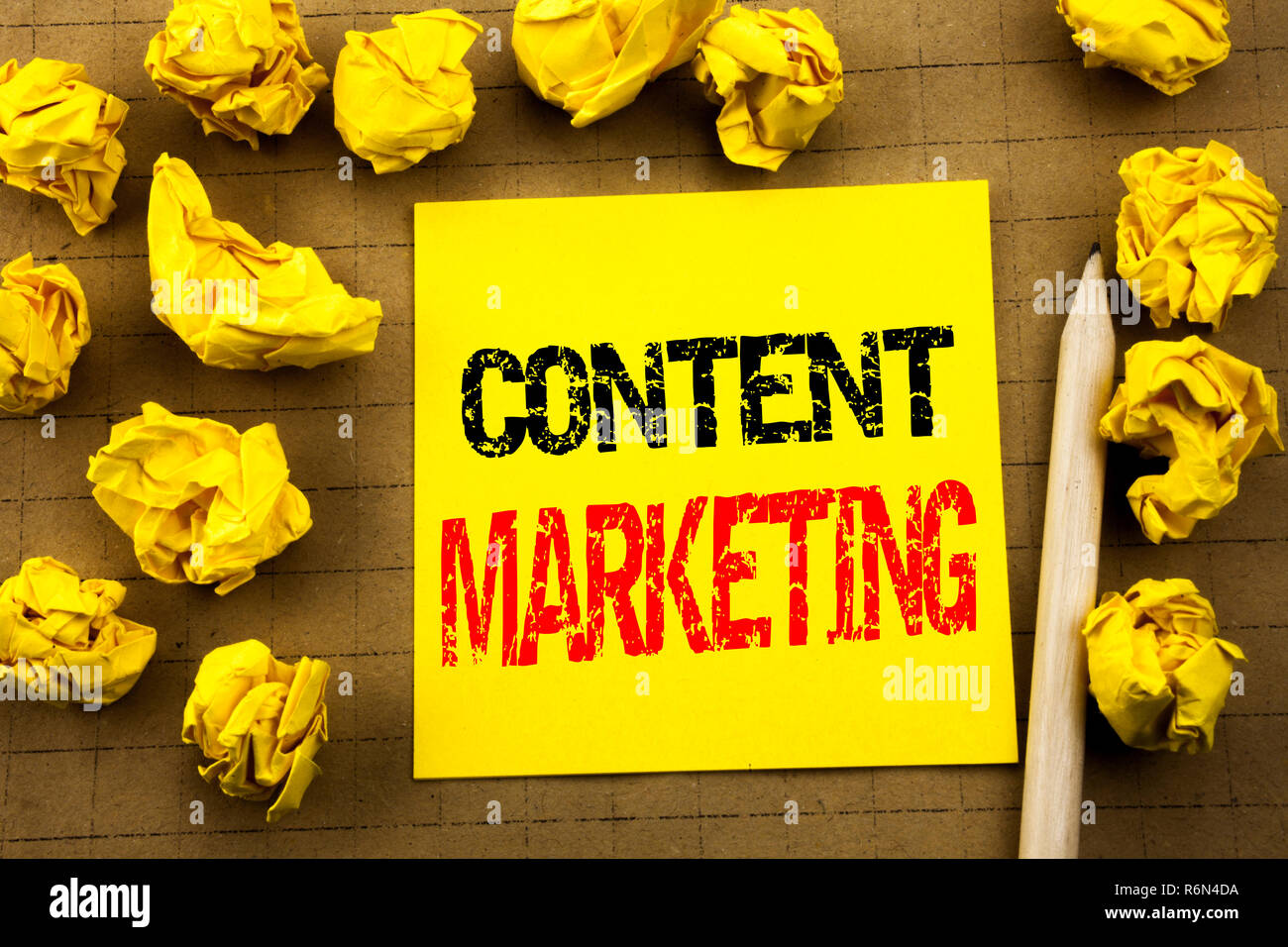 Texte de l'écriture manuscrite montrant Content Marketing. Concept d'affaires pour les Médias en ligne Plan rédigé sur Post-it sur le vintage. Papiers pliés sur l'arrière-plan jaune Banque D'Images Texte de l'écriture manuscrite montrant Content Marketing. Concept d'affaires pour les Médias en ligne Plan rédigé sur Post-it sur le vintage. Papiers pliés sur l'arrière-plan jaune Banque D'Images