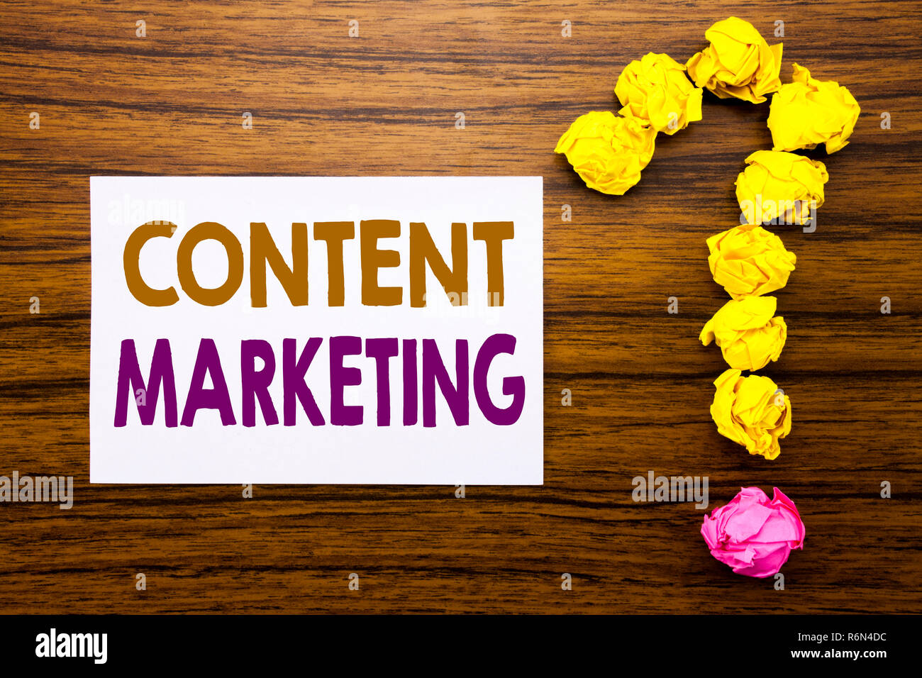 Texte manuscrit montrant Content Marketing. Concept d'affaires pour les Médias en ligne Plan rédigé sur sticky note papier, fond de bois avec un point d'interrogation à partir de Post-it. Pour poser des questions. Banque D'Images Texte manuscrit montrant Content Marketing. Concept d'affaires pour les Médias en ligne Plan rédigé sur sticky note papier, fond de bois avec un point d'interrogation à partir de Post-it. Pour poser des questions. Banque D'Images