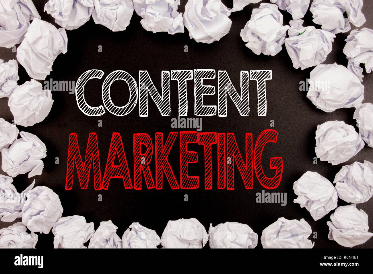 L'écriture de texte montrant Content Marketing. Concept d'affaires pour les Médias en ligne Plan rédigé sur fond noir avec copie espace sur le vieux fond avec des boules de papier plié Banque D'Images L'écriture de texte montrant Content Marketing. Concept d'affaires pour les Médias en ligne Plan rédigé sur fond noir avec copie espace sur le vieux fond avec des boules de papier plié Banque D'Images