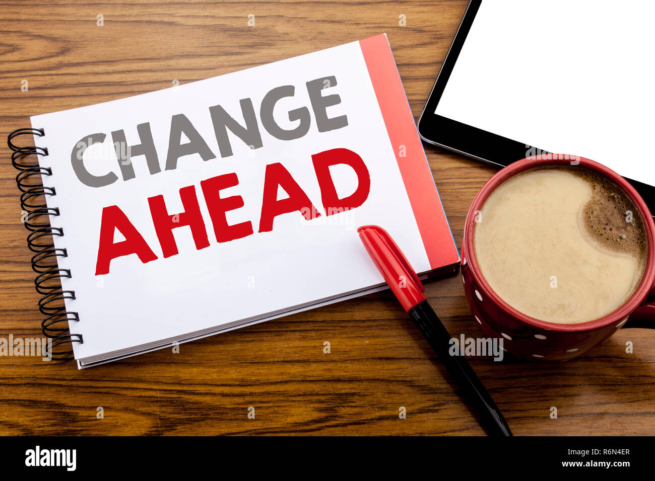 Texte d'annonce qui montre la modification de l'écriture rouge avant terme. Concept d'entreprise pour de futurs changements écrit sur le bloc-notes remarque sur fond de bois avec espace bureau avec vue marqueur crayon Banque D'Images Texte d'annonce qui montre la modification de l'écriture rouge avant terme. Concept d'entreprise pour de futurs changements écrit sur le bloc-notes remarque sur fond de bois avec espace bureau avec vue marqueur crayon Banque D'Images