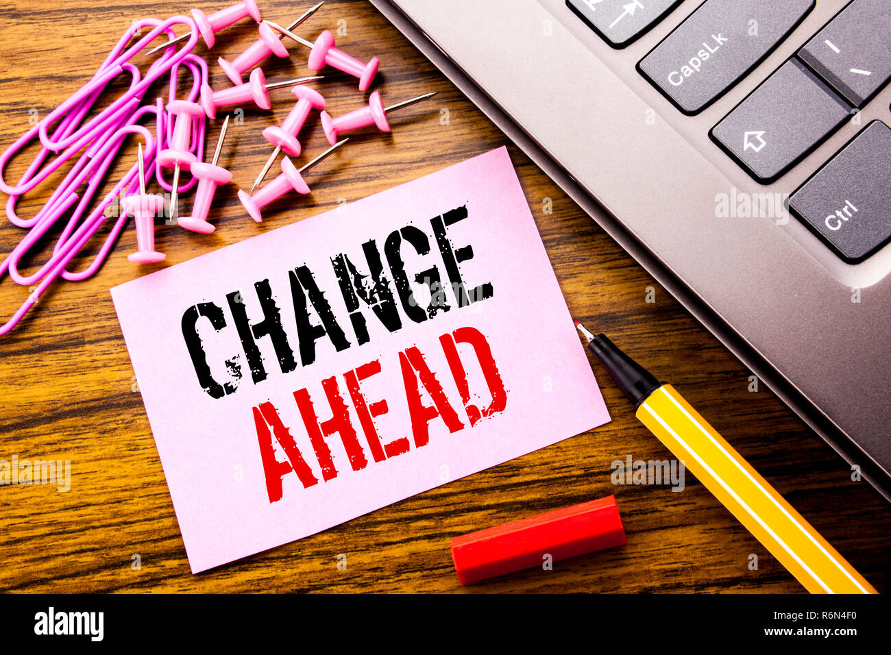 Texte manuscrit qui montre la modification à venir du mot. Concept d'entreprise pour de futurs changements écrit le post-it rose sur le fond de bois à côté du clavier. Avec stylo rouge. Banque D'Images Texte manuscrit qui montre la modification à venir du mot. Concept d'entreprise pour de futurs changements écrit le post-it rose sur le fond de bois à côté du clavier. Avec stylo rouge. Banque D'Images