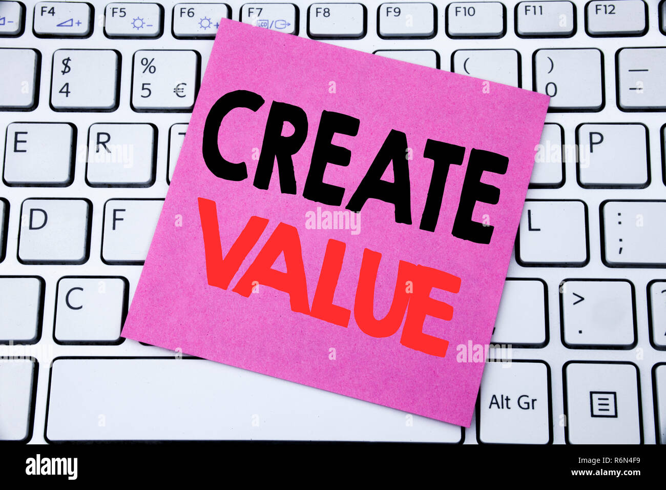 Texte d'annonce d'écriture montrant de créer de la valeur. Concept d'affaires pour créer la motivation écrite sur sticky note sur le clavier blanc arrière-plan. Banque D'Images Texte d'annonce d'écriture montrant de créer de la valeur. Concept d'affaires pour créer la motivation écrite sur sticky note sur le clavier blanc arrière-plan. Banque D'Images