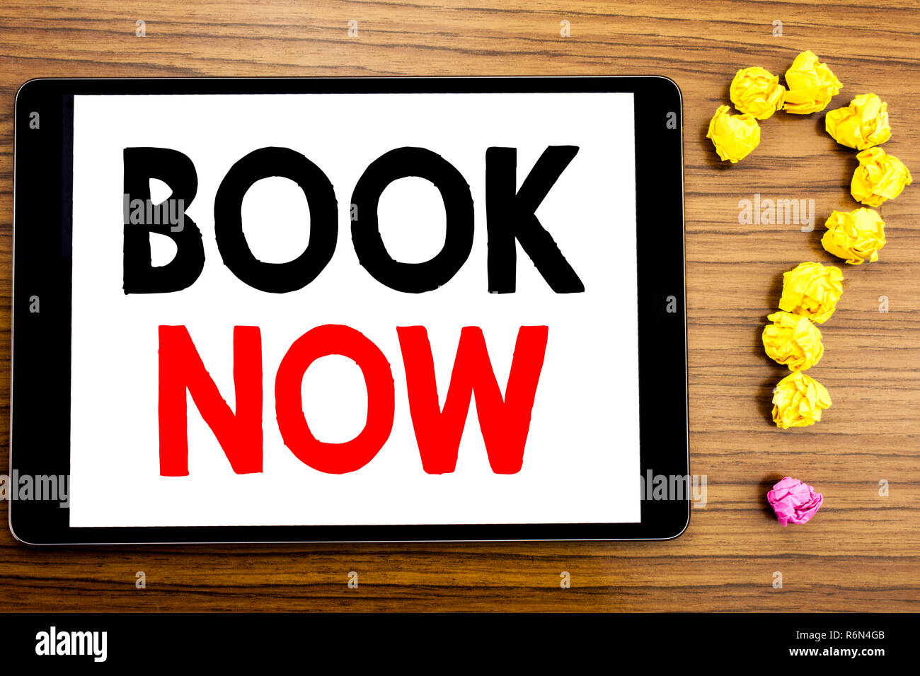 L'écriture de texte montrant Réservez dès maintenant. Concept d'entreprise de Réservation Réservation Achat écrit sur ordinateur tablette sur le fond en bois avec un point d'interrogation fait de papier plié. Banque D'Images L'écriture de texte montrant Réservez dès maintenant. Concept d'entreprise de Réservation Réservation Achat écrit sur ordinateur tablette sur le fond en bois avec un point d'interrogation fait de papier plié. Banque D'Images