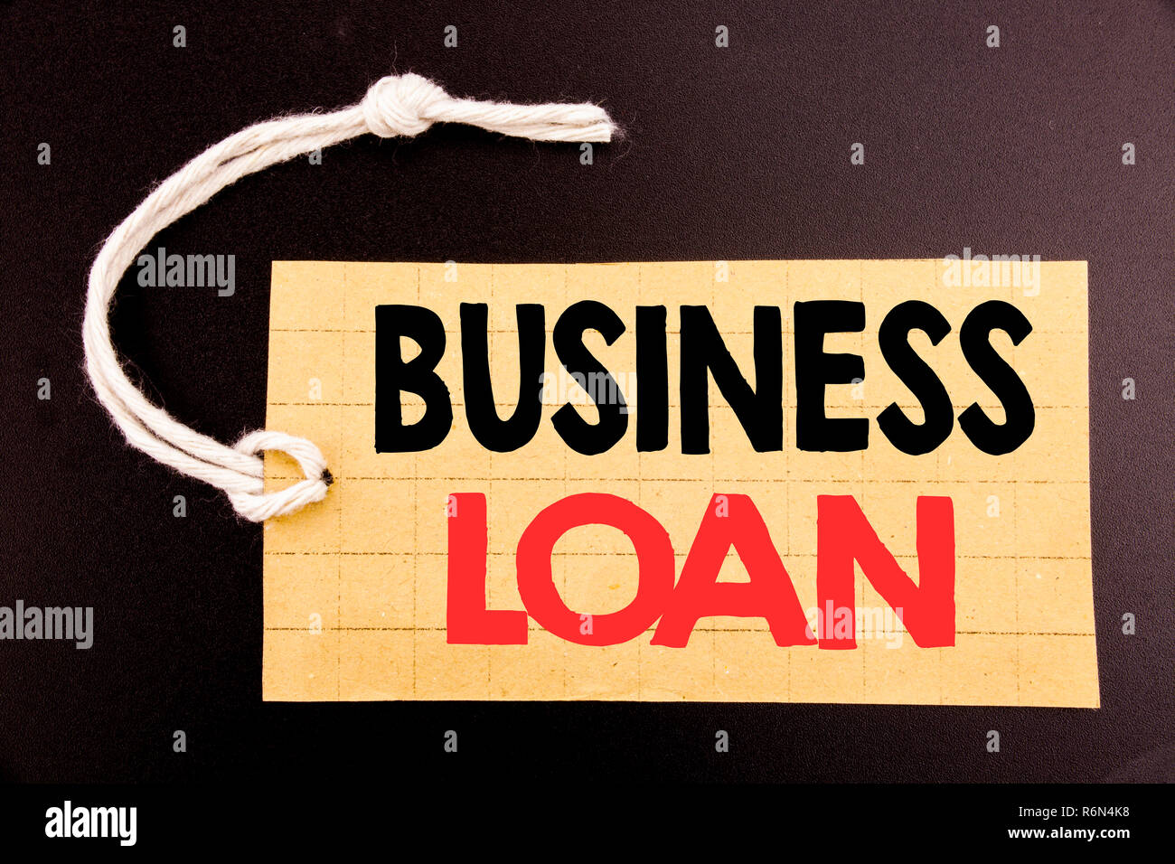 Mot, écrit prêt à l'entreprise. Concept d'affaires vente en ligne de crédit Prêts Finances écrit sur papier d'étiquette de prix sur l'arrière-plan noir vintage. Banque D'Images Mot, écrit prêt à l'entreprise. Concept d'affaires vente en ligne de crédit Prêts Finances écrit sur papier d'étiquette de prix sur l'arrière-plan noir vintage. Banque D'Images