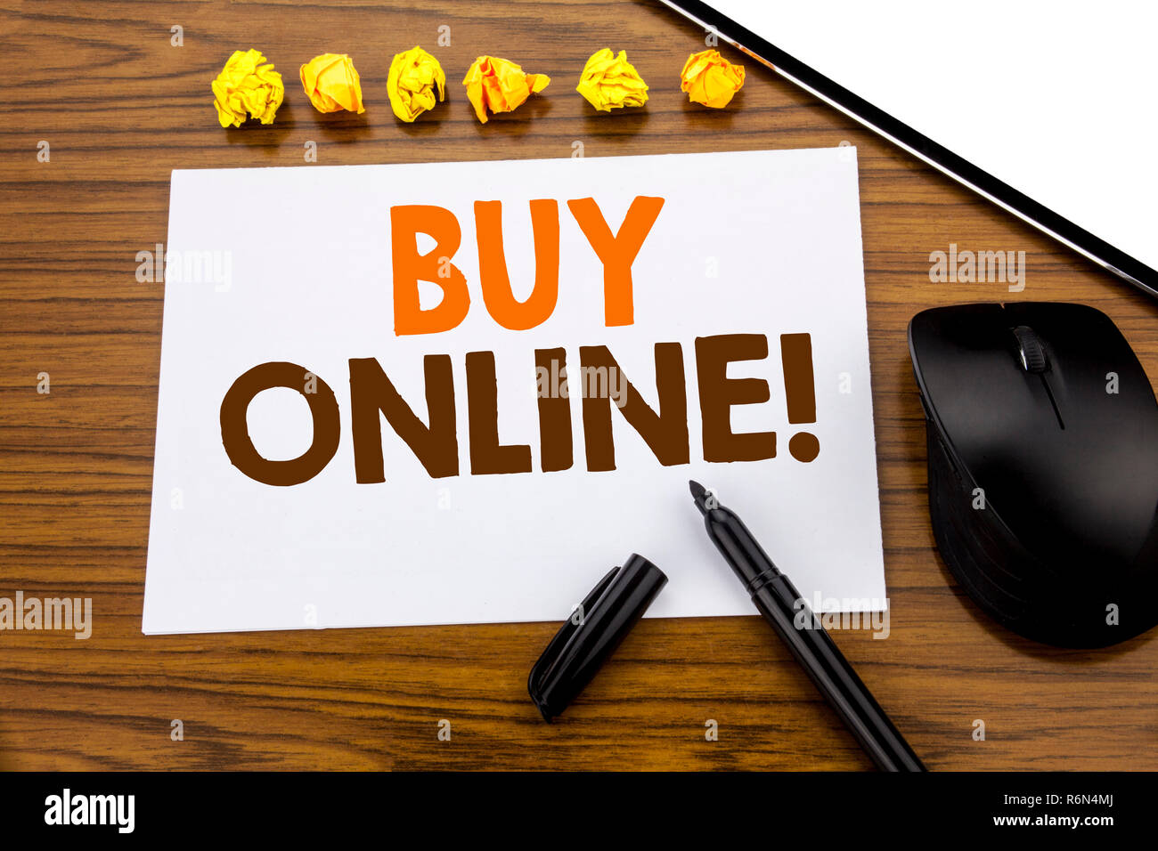 Par contre l'écriture de texte conceptuel montrant acheter en ligne. Concept d'affaires pour l'E-commerce achat vente écrit le post-it sur le fond en bois avec le marqueur de la souris et tablette vue Bureau. Banque D'Images Par contre l'écriture de texte conceptuel montrant acheter en ligne. Concept d'affaires pour l'E-commerce achat vente écrit le post-it sur le fond en bois avec le marqueur de la souris et tablette vue Bureau. Banque D'Images