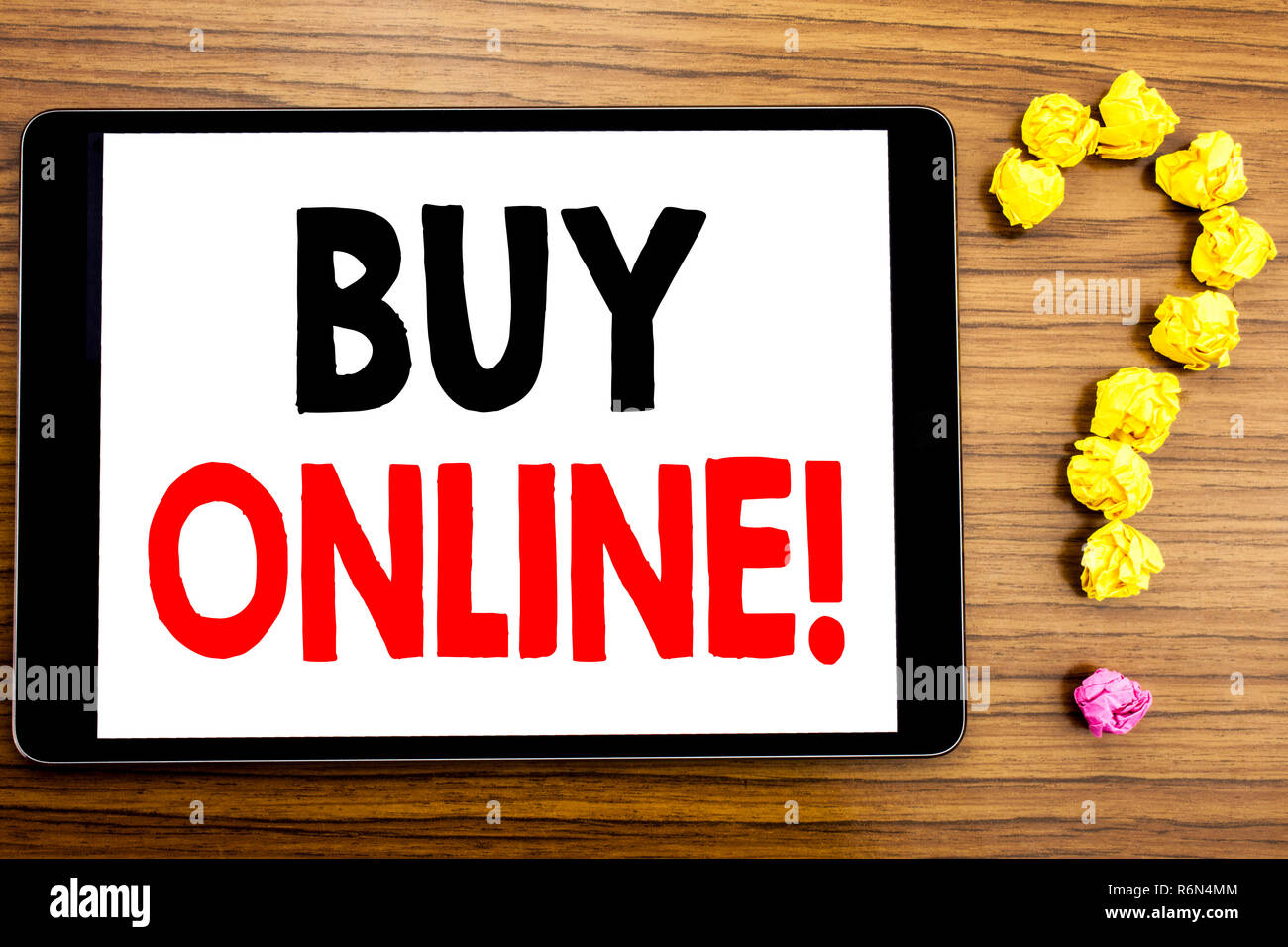 L'écriture de texte montrant acheter en ligne. Concept d'affaires pour l'E-commerce Achat Vente écrit sur ordinateur tablette sur le fond en bois avec un point d'interrogation fait de papier plié. Banque D'Images L'écriture de texte montrant acheter en ligne. Concept d'affaires pour l'E-commerce Achat Vente écrit sur ordinateur tablette sur le fond en bois avec un point d'interrogation fait de papier plié. Banque D'Images