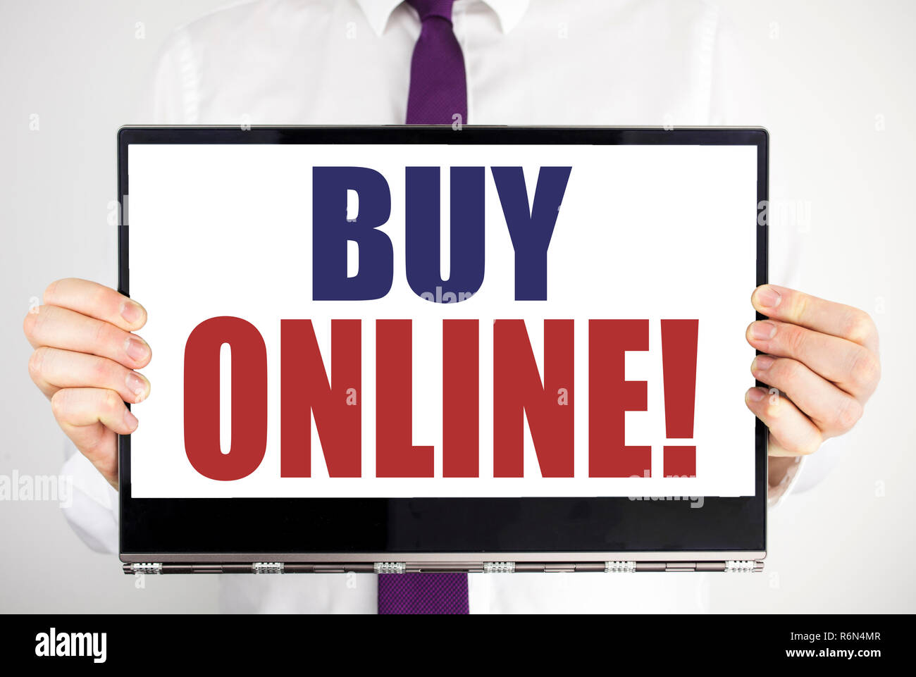 Parole, l'écriture acheter en ligne. Concept d'affaires pour l'E-commerce Achat Vente écrit sur ordinateur portable tablette tenue par l'homme fond flou. Businessman doigts garder votre ordinateur. Banque D'Images Parole, l'écriture acheter en ligne. Concept d'affaires pour l'E-commerce Achat Vente écrit sur ordinateur portable tablette tenue par l'homme fond flou. Businessman doigts garder votre ordinateur. Banque D'Images