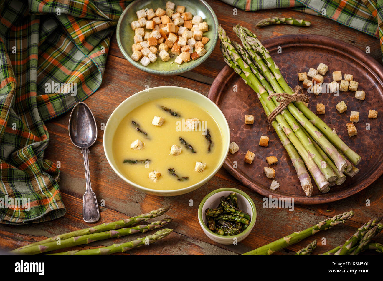 Soupe crème d'asperges Banque D'Images