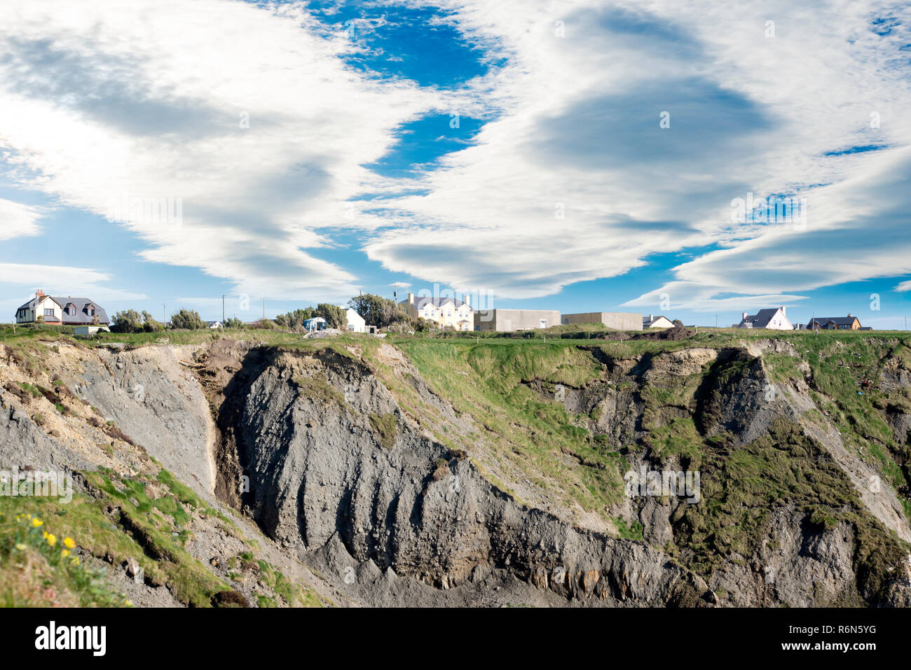 Doon maisons sur le bord de la falaise Banque D'Images