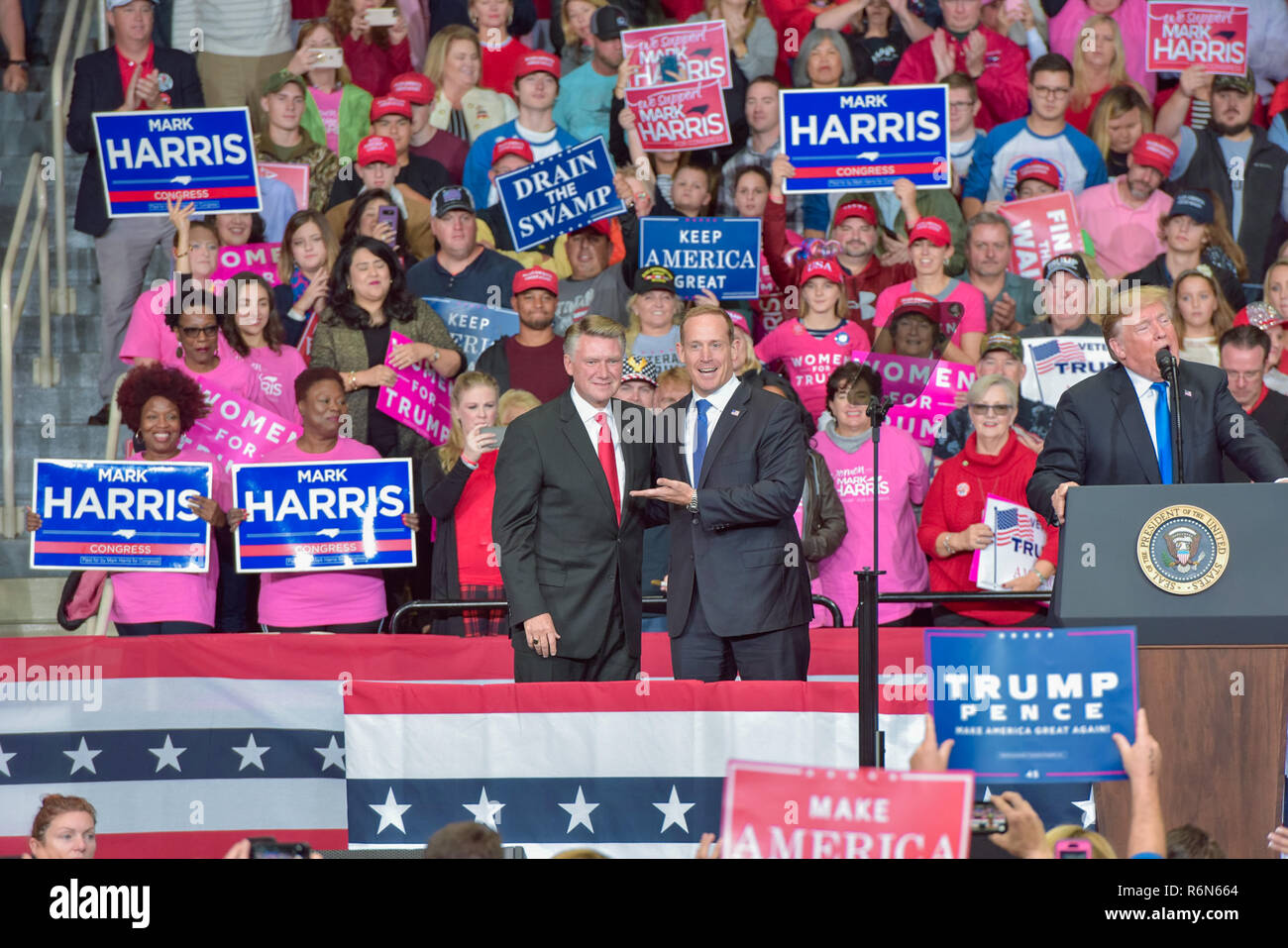 Mark Harris, Centre de la fraude électorale GOP Allégations en NC, vu ici avec le Président MAGA Trump lors d'une récente manifestation à Charlotte Banque D'Images