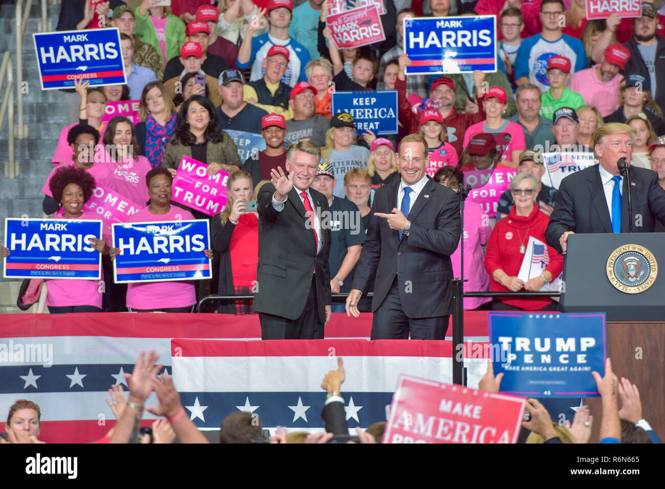 Mark Harris, Centre de la fraude électorale GOP Allégations en NC, vu ici avec le Président MAGA Trump lors d'une récente manifestation à Charlotte Banque D'Images