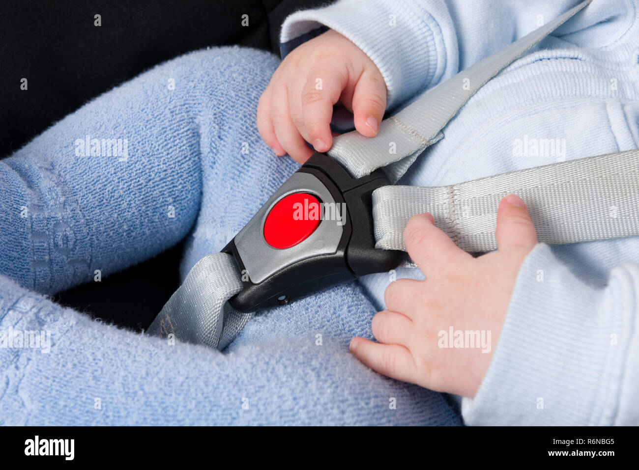 Close Up On Petit Garcon Dans Siege De Voiture De Bebe Protege Avec Coffre Photo Stock Alamy Close Up On Petit Garcon Dans Siege De Voiture De Bebe Protege Avec Coffre Photo Stock Alamy