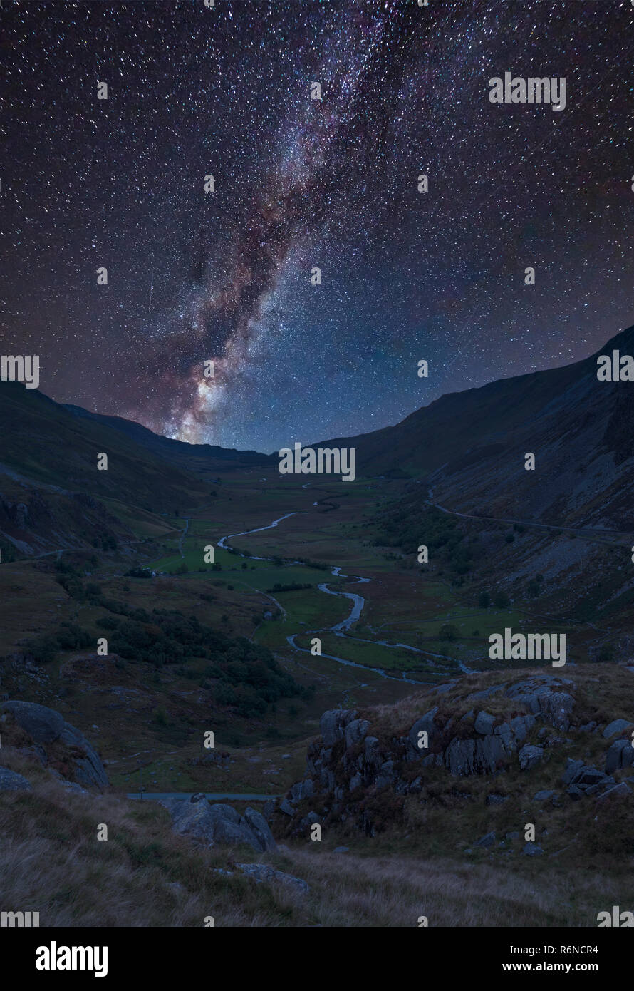 Superbe Voie Lactée dynamique composite image plus belle moody image paysage de Nant Francon Valley dans le Snowdonia Banque D'Images