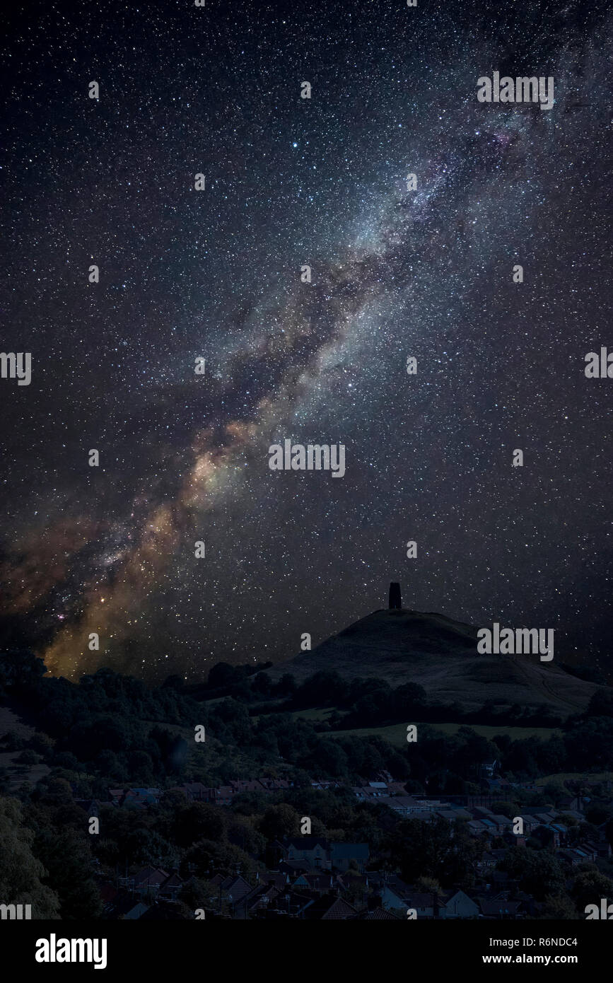 Superbe Voie Lactée dynamique composite image sur paysage de Tor de Glastonbury en Angleterre Banque D'Images