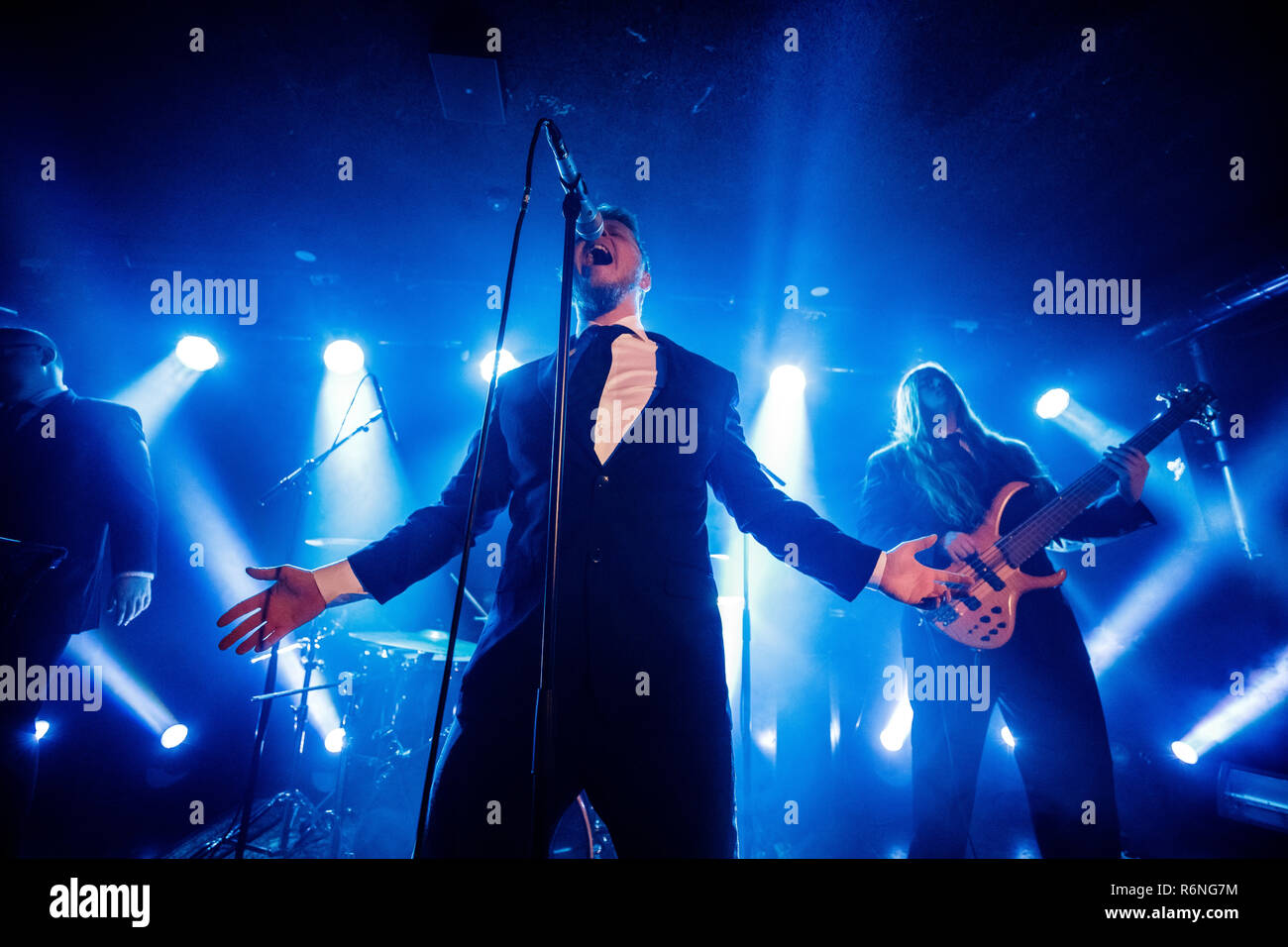 Danemark, copenhague - le 5 décembre 2018. Le groupe de doom metal Hamferd féroïen effectue un concert live à bêta dans Copenhague. Ici le chanteur Jon Aldara est vu sur scène. (Photo crédit : Gonzales Photo - Peter Troest). Banque D'Images