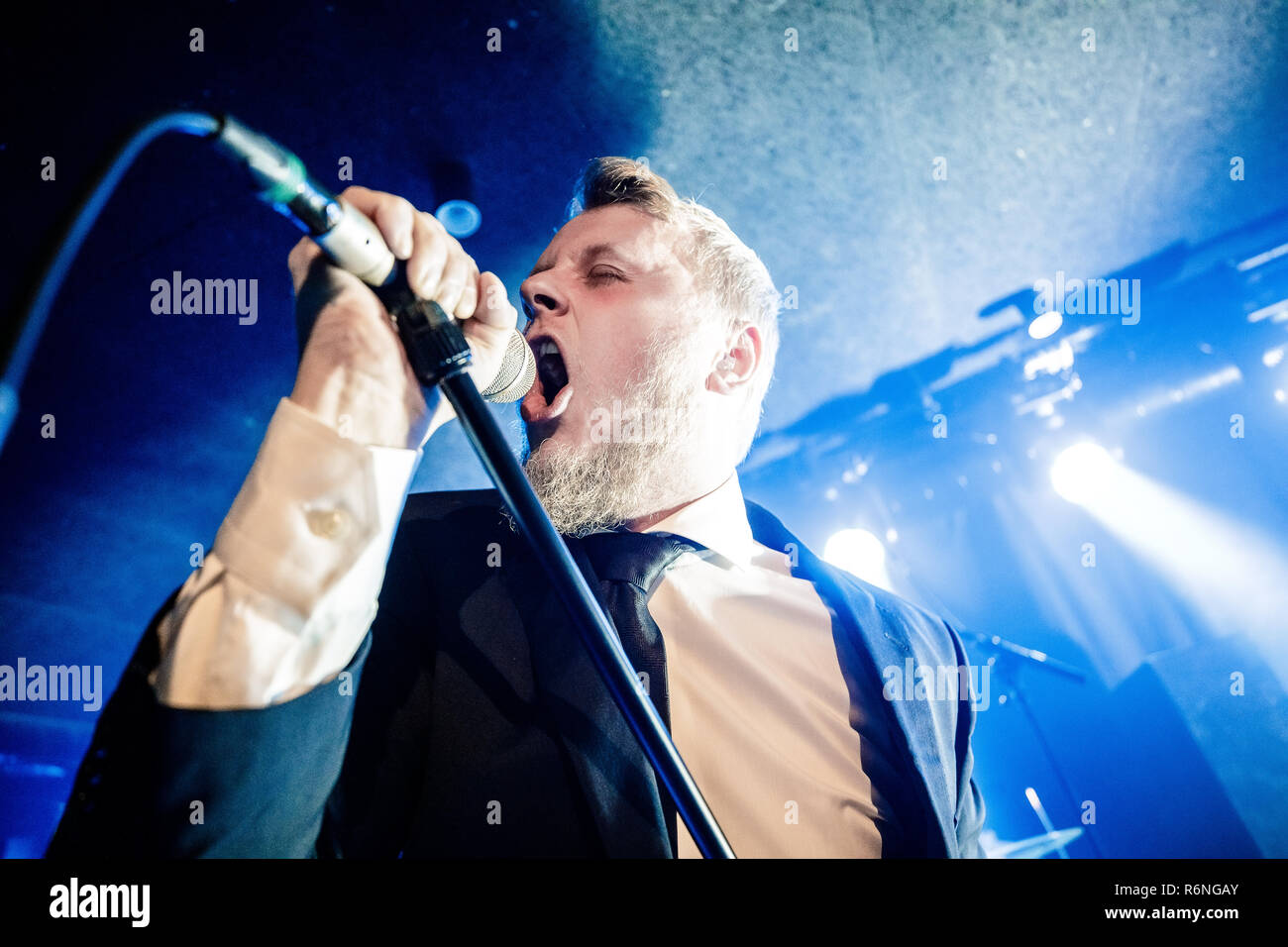 Danemark, copenhague - le 5 décembre 2018. Le groupe de doom metal Hamferd féroïen effectue un concert live à bêta dans Copenhague. Ici le chanteur Jon Aldara est vu sur scène. (Photo crédit : Gonzales Photo - Peter Troest). Banque D'Images