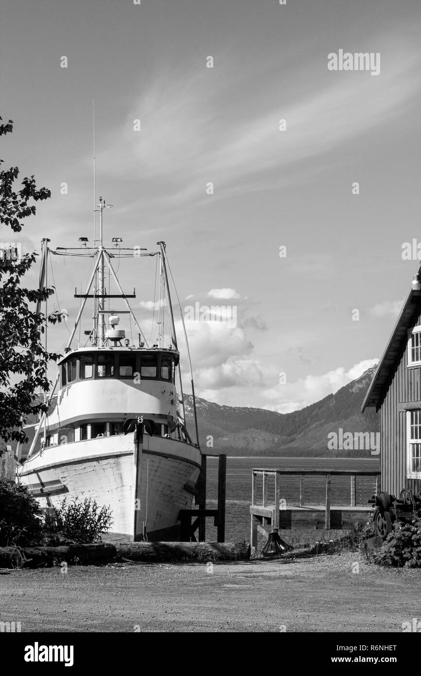 Bateau de pêche en bois chalet montagne maison fjord norvégien noir blanc Banque D'Images